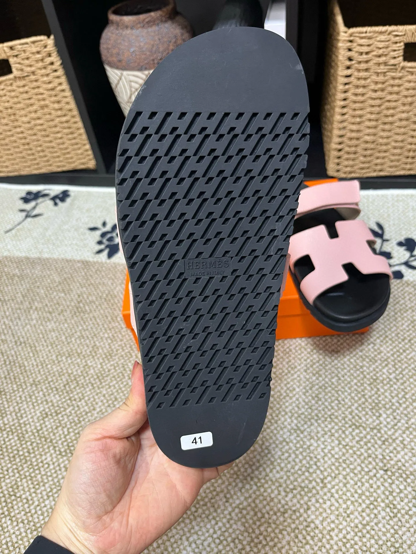 Factory price: 340💰Long-term availability Hermes men's Kazimir slippers for couples - top quality, Hermès woven calfskin functional sandals. The interwoven upper inspired by the "H" iconic pattern creates a casual look, which can be said to be a good companion for summer. Imported cowhide + cowhide lining + TU men's shoes💰Outsole Size: 35-46